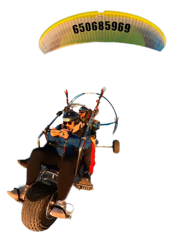 Pasajera y piloto en un vuelo en paramotor biplaza por encima de un mar de nubes, con el número de contacto en la vela