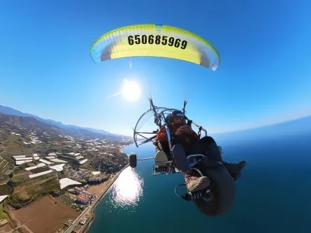 Vuelo en paramotor biplaza sobre la costa y el mar ejemplo de el paramotor precio para una experiencia única en trike.